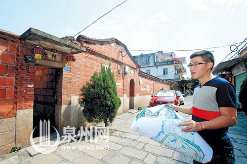 黃強走街串巷，為手繪“刺桐百巷”地圖做準備。