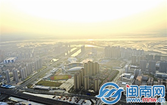 沐浴著晨光，海峽體育中心