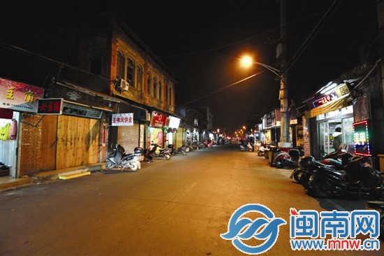 昨晚不到9點，泉州市區西街，多家店鋪已經關門，路