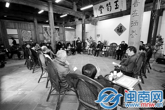 來自建筑界和文史界的二十多位專家學(xué)者齊聚一堂,聊