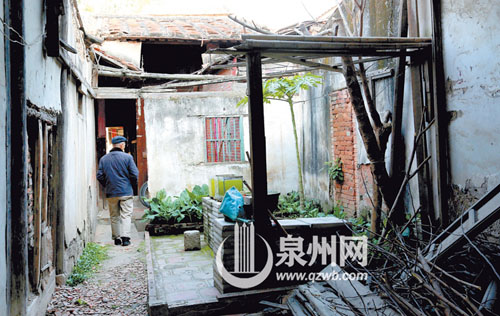 三朝巷26號，古厝大廳已經變成一片小菜地，大廳部分