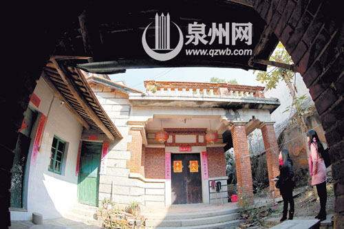 很多古厝只留下祖廳、護厝、后園，大多已是斷壁殘垣。