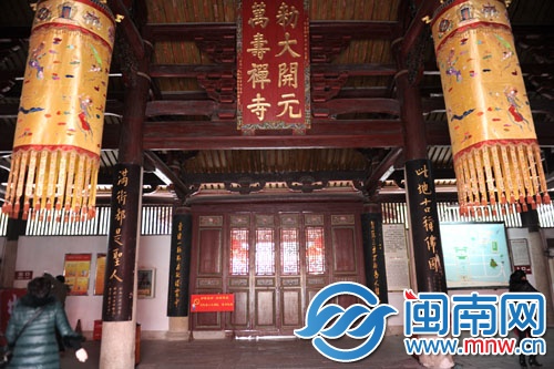 開元寺入門對聯：此地古稱佛國，滿街都是圣人