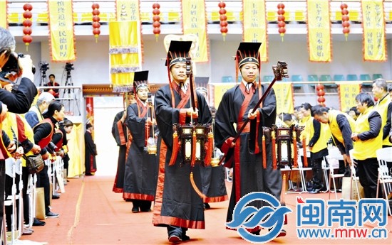 祭祀大典按傳統(tǒng)禮數(shù)進(jìn)行,持續(xù)一個(gè)多小時(shí)
