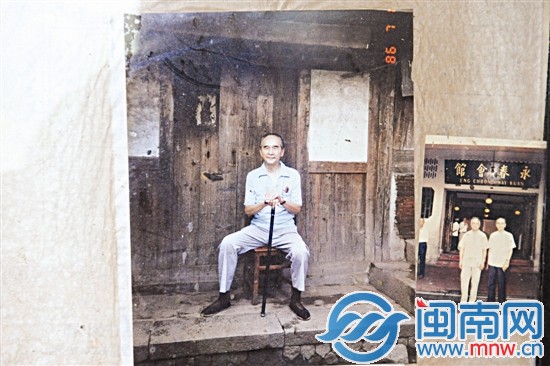 梁披云80歲時(shí)回鄉(xiāng)，在故居前留影留書