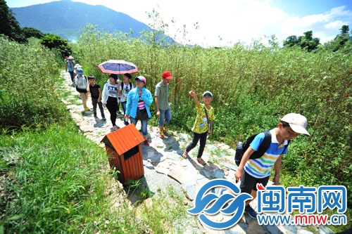 踏青石板上，游走美麗鄉(xiāng)村，小記者流連忘返